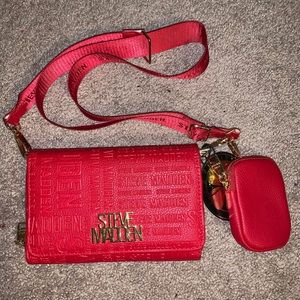 Steve Madden crossbody wallet 🍓